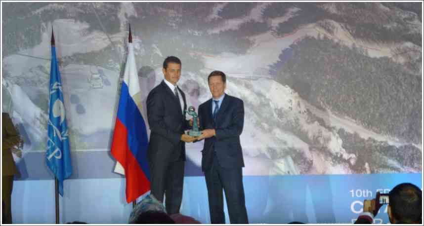 Generalni Sekretar OKS Djordje Visacki Prima nagradu MOK koju mu urucuje Predsednik Olimpijskog Komiteta Rusije Aleksandar Zukov